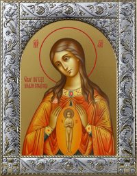 В родах Помощница икона Божией Матери в окладе