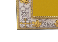 Фрагмент нижнего края иконы в окладе с павлинами.