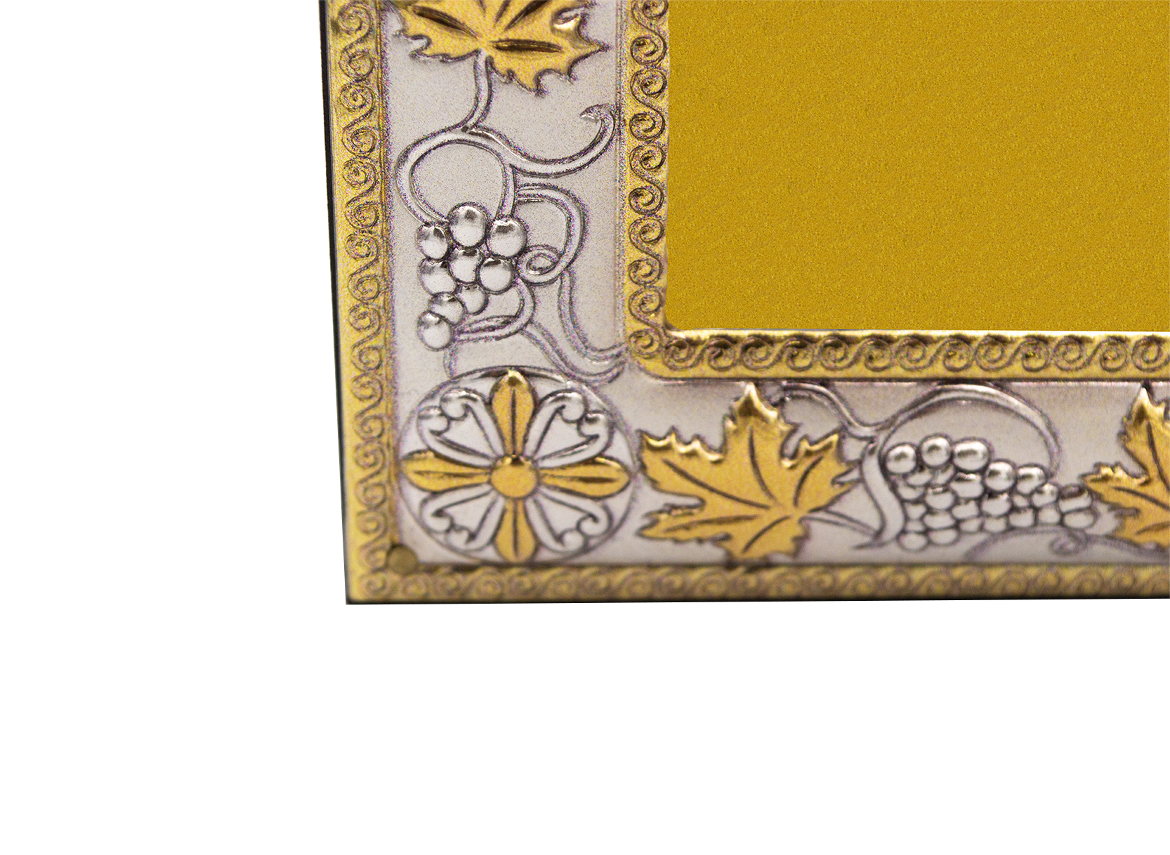 Фрагмент нижнего края иконы в окладе с павлинами.